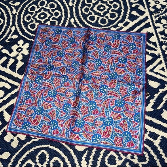 Allen Edmonds Silk Pocket Square - Picture 2 of 10